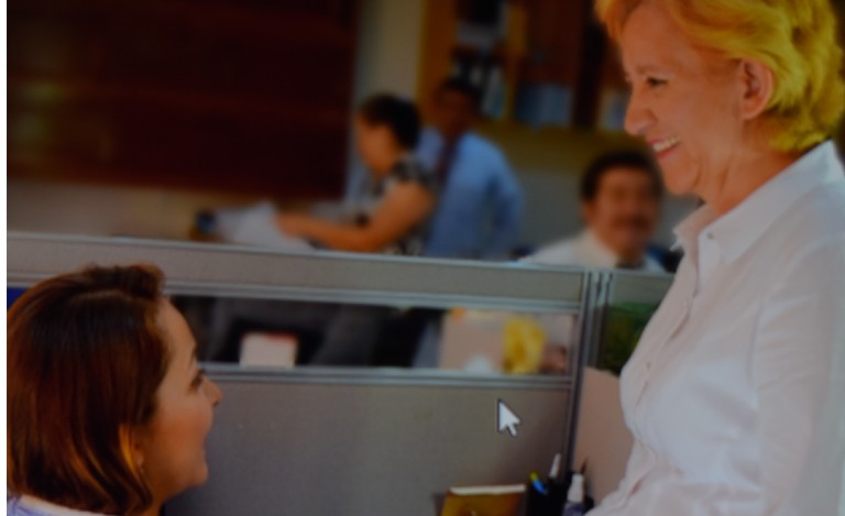 Mujeres conversando dentro de las oficinas de un despacho contable sobre asuntos legales de un cliente. 